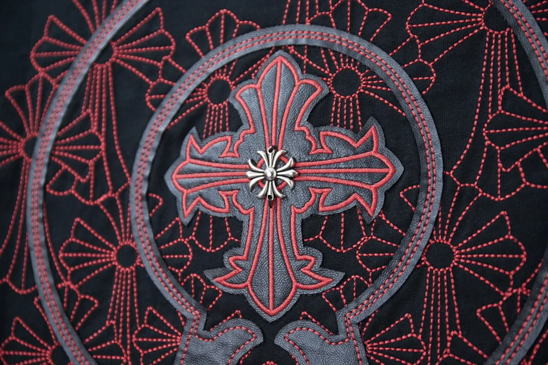 🅿️190 Ch*ome Hearte 25SS early spring new model Leather splicing embroidered Crow Heart short sleeves Light luxury essential item for daily commuting for men and women Correct version Welcome to compare Detailed features · 320g 100% pure cotton double yarn jersey fabric · Custom dyed in the same vat, special thickened 32 pieces double-strand 1X1 thread · Imported Tajima machine embroidery needle embroidery Crow Heart letter logo · Leather patch embroidery with Crow heart pattern · Double-needle stitching across seams · Original main mark, washed tag, branded moisture-proof paper packaging Color: Black/White Size: S/M/L/XL